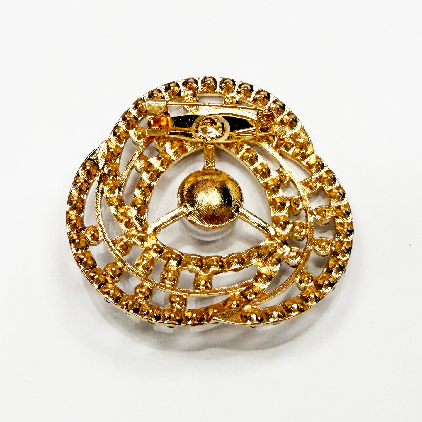 Round Brooch in Gold